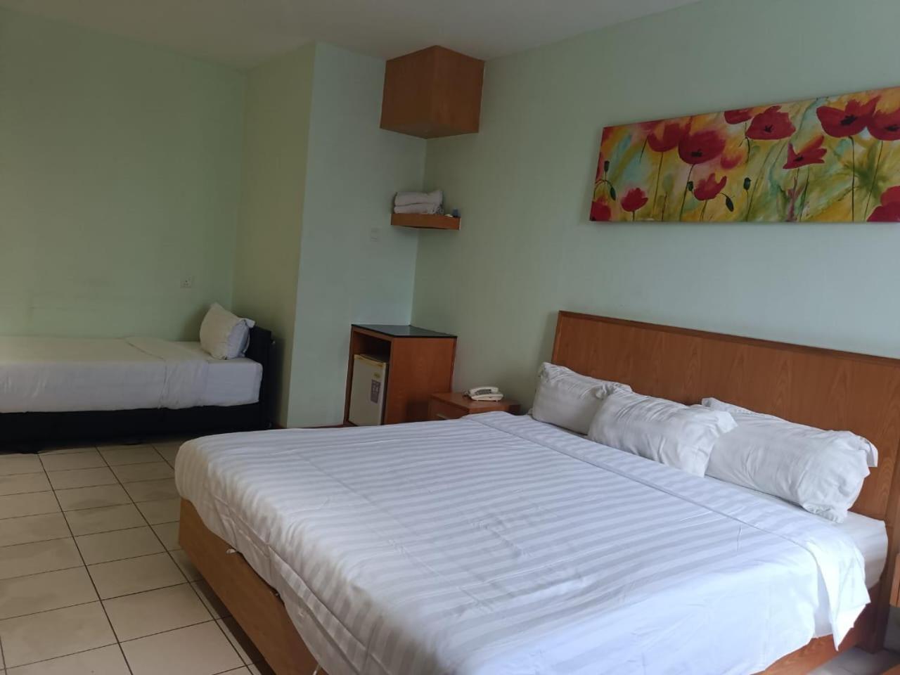 Fratini's Hotel Labuan Esterno foto